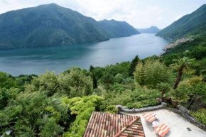 Historic villa with magnificent lake views Valmorea